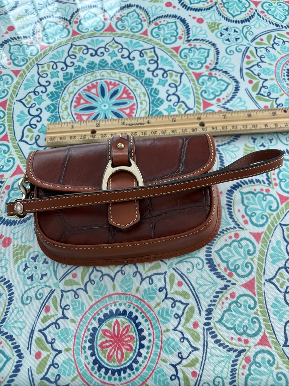 Dooney & Bourke vintage small clutch with wrist strap. - Picture 3 of 7